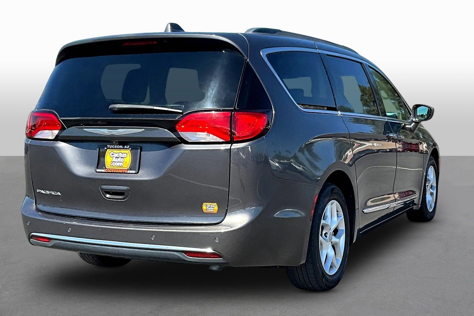 Used 2017 Chrysler Pacifica Touring-L w/ Tire & Wheel Group image 2