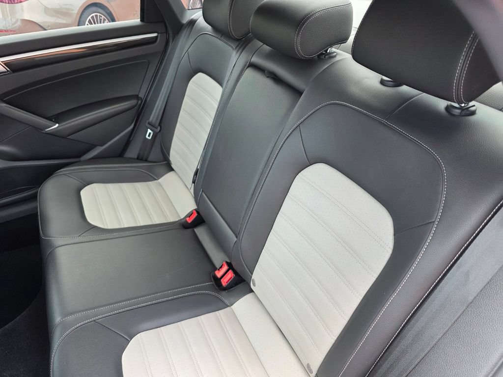 Used 2018 Volkswagen Passat 3.6 FWD image 16