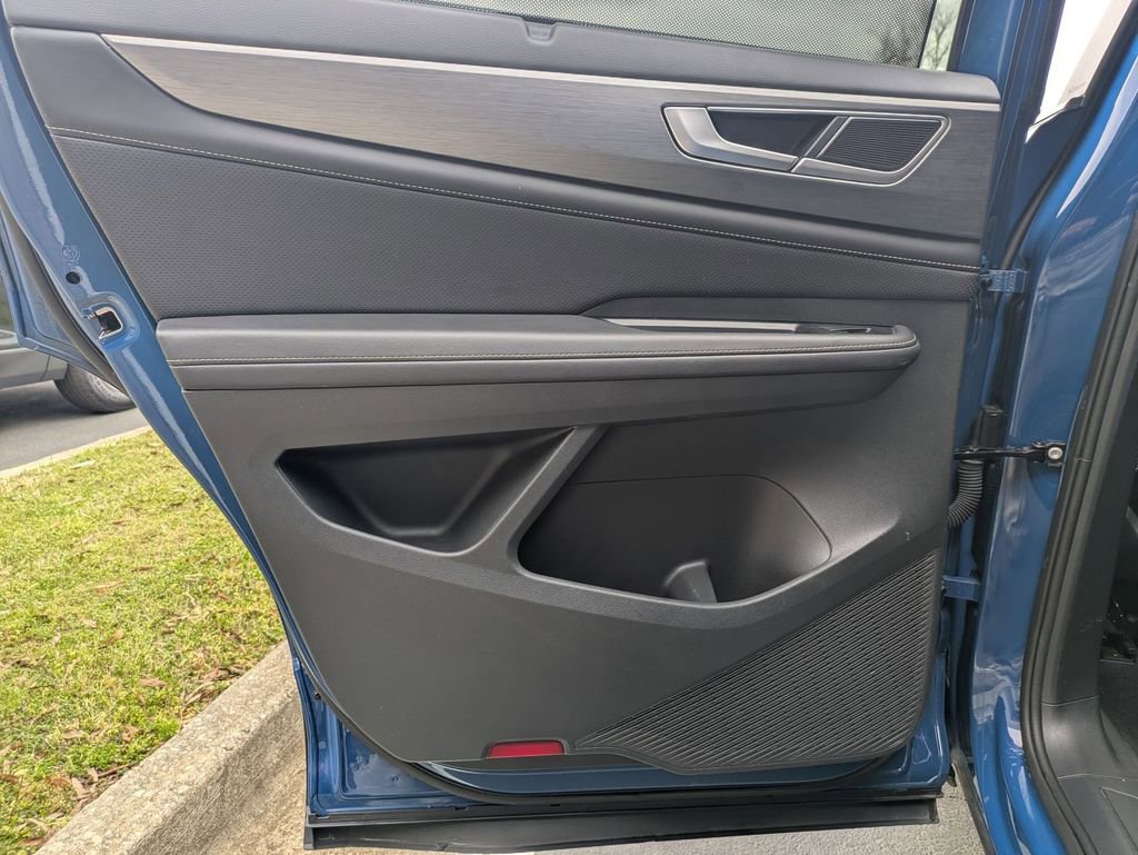 Used 2025 Volkswagen Atlas Cross Sport SE FWD image 25