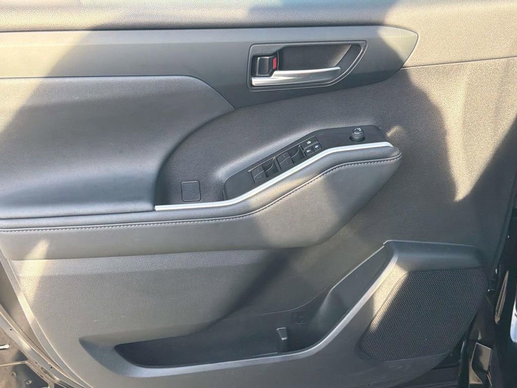 Used 2023 Toyota Highlander XSE image 25