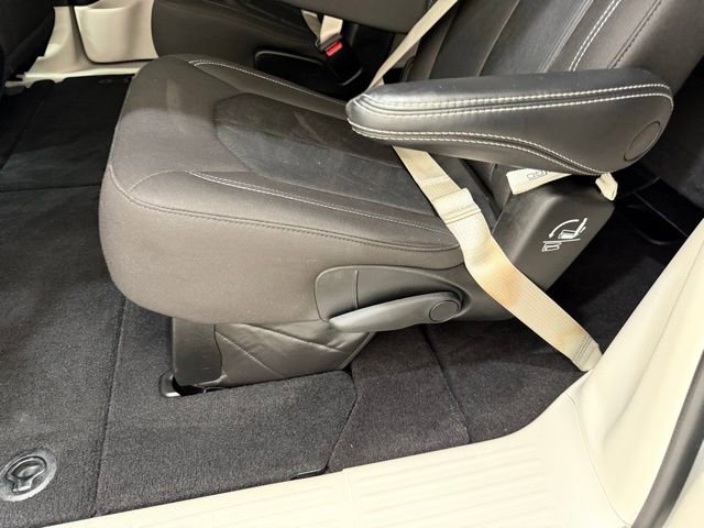 Used 2023 Chrysler Voyager LX image 17