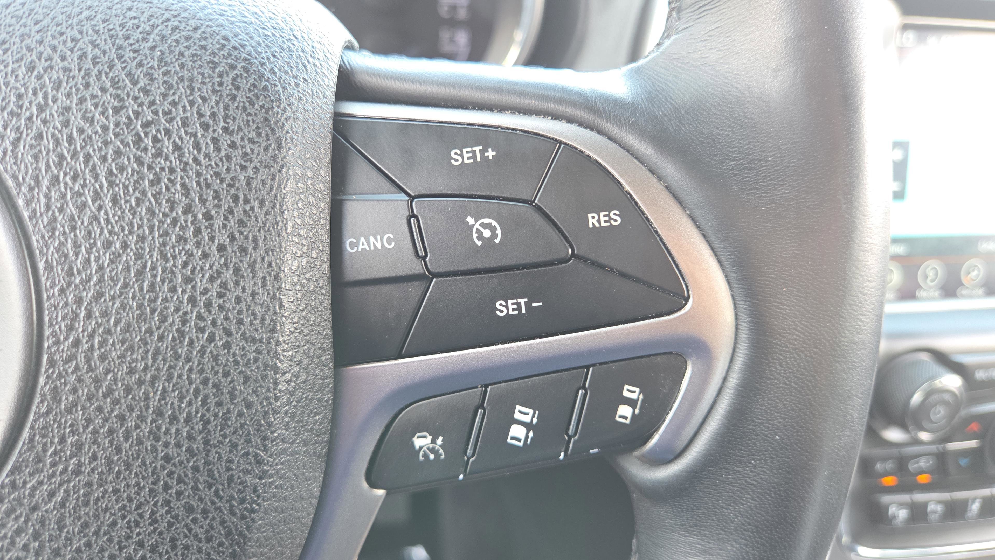 Used 2018 Jeep Grand Cherokee Overland AWD/4WD image 25