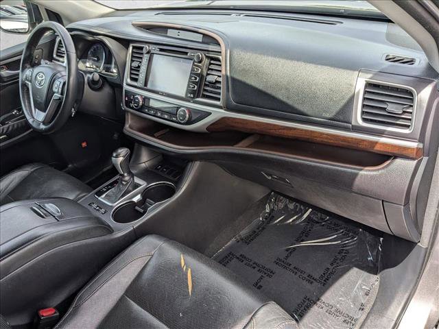 Used 2014 Toyota Highlander Limited Platinum FWD image 25