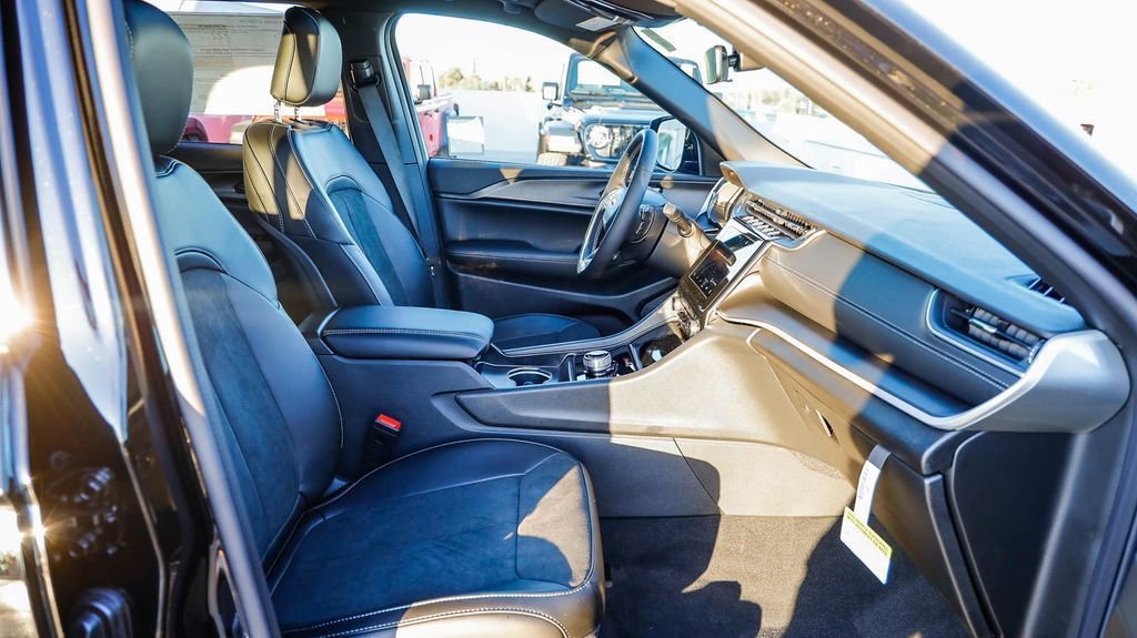 New 2025 Jeep Grand Cherokee Altitude image 18