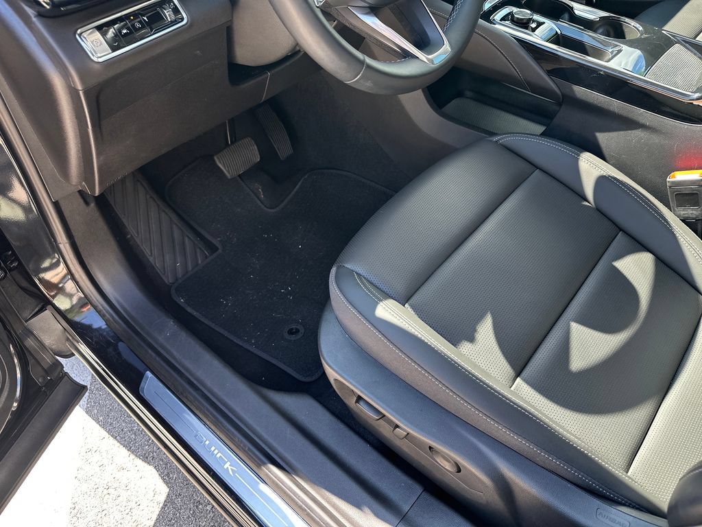 Used 2025 Buick Envision Preferred AWD/4WD image 19