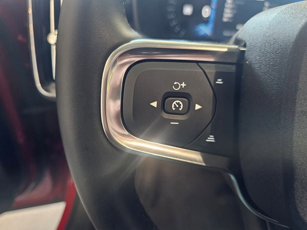 Certified 2025 Volvo XC40 B5 Plus AWD/4WD image 22