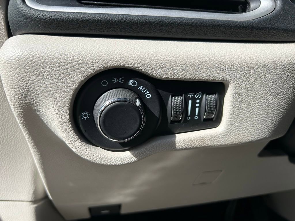 Used 2023 Chrysler Voyager LX FWD image 19