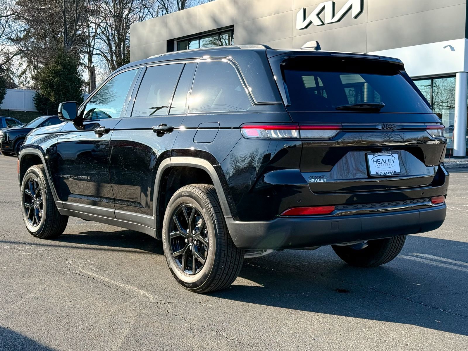 Used 2025 Jeep Grand Cherokee Altitude image 7