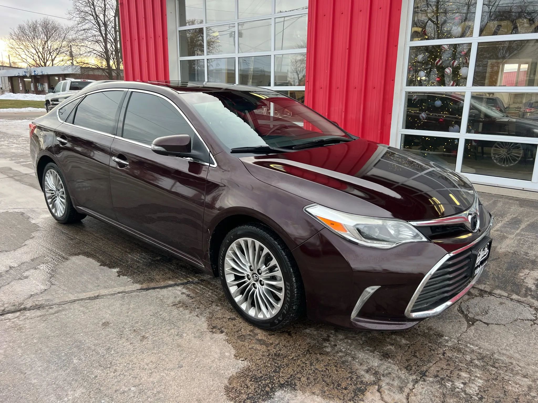 Used 2018 Toyota Avalon Limited image 2