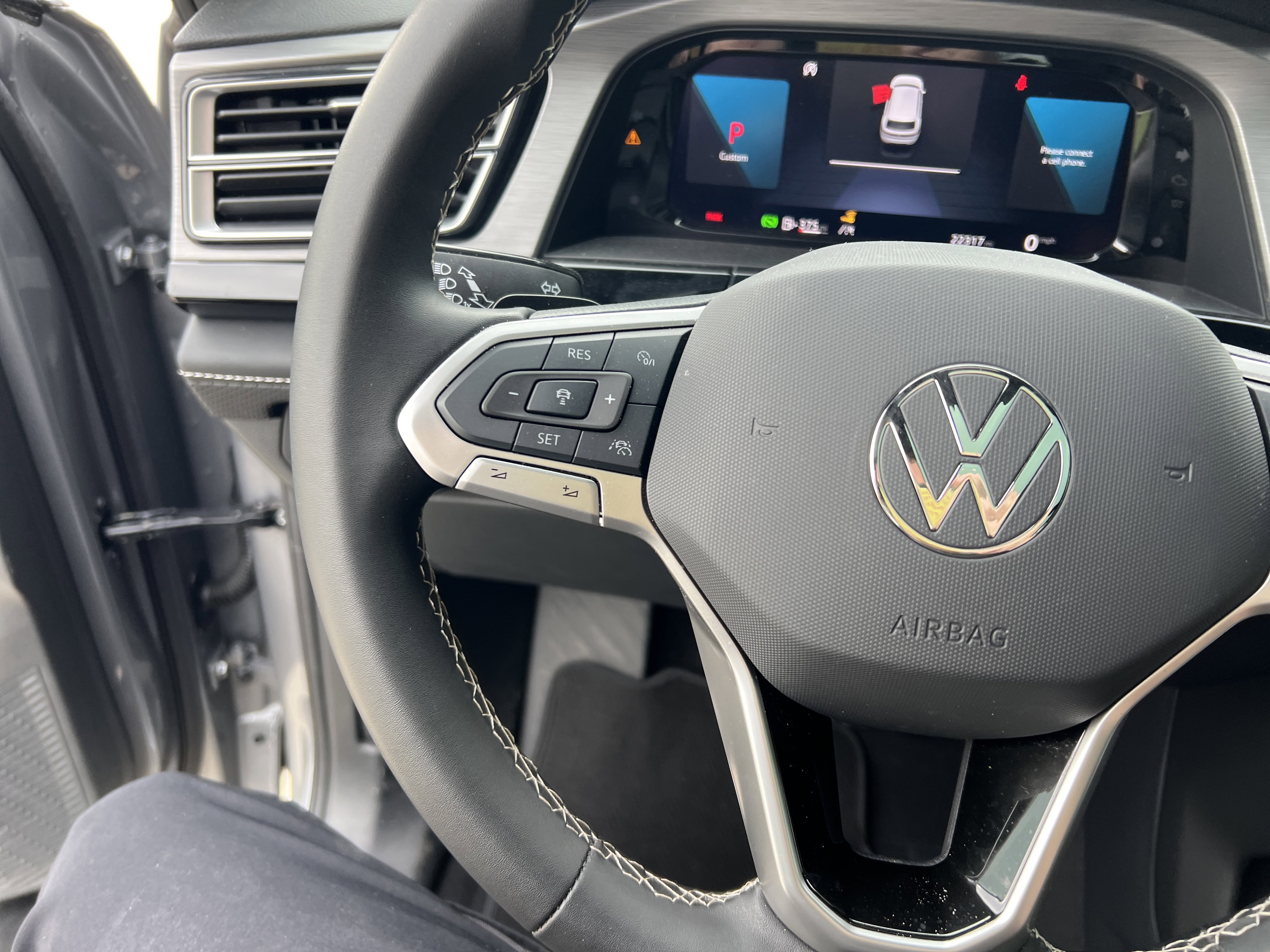 Certified 2024 Volkswagen Atlas Cross Sport SE w/ Panoramic Sunroof Package FWD image 17