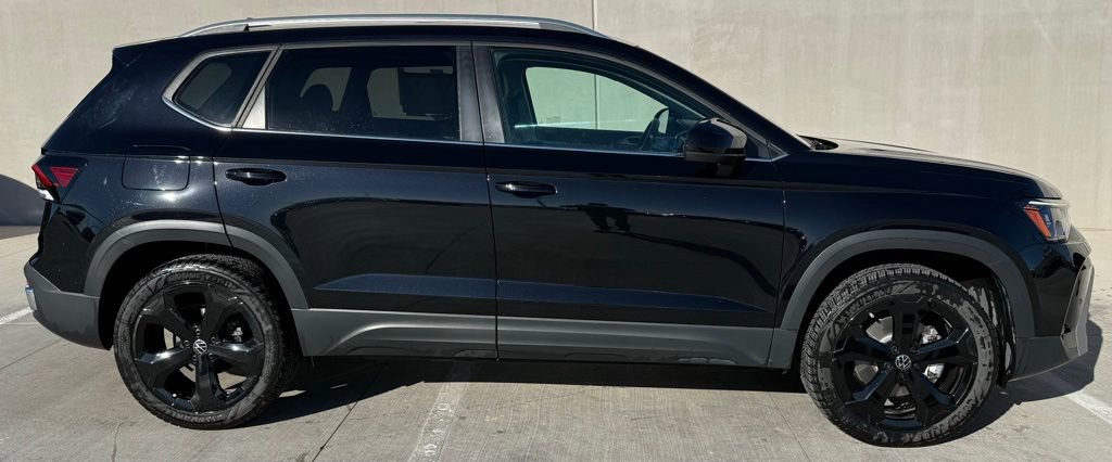 Certified 2025 Volkswagen Taos SEL image 3