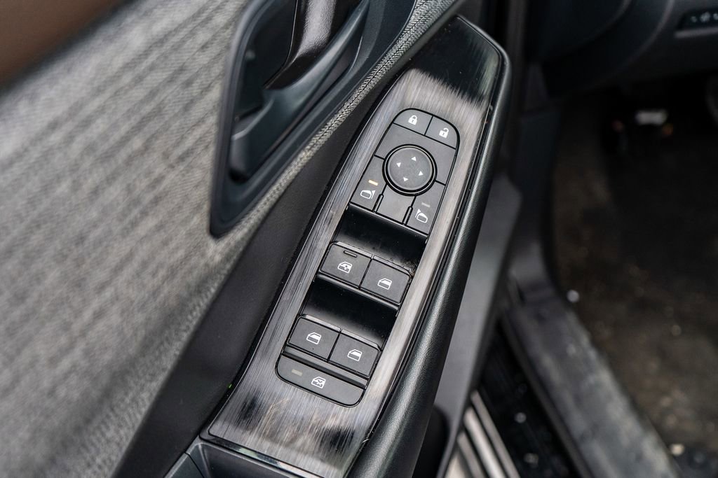 Used 2023 Nissan Rogue S image 17