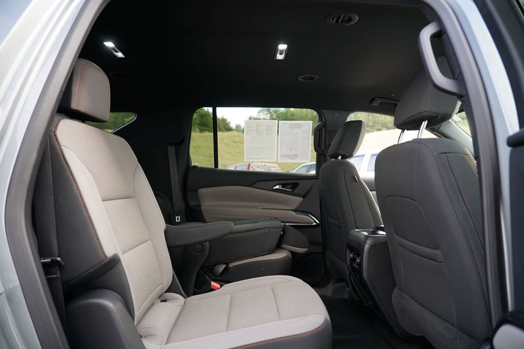 Used 2025 Chevrolet Traverse LT image 30