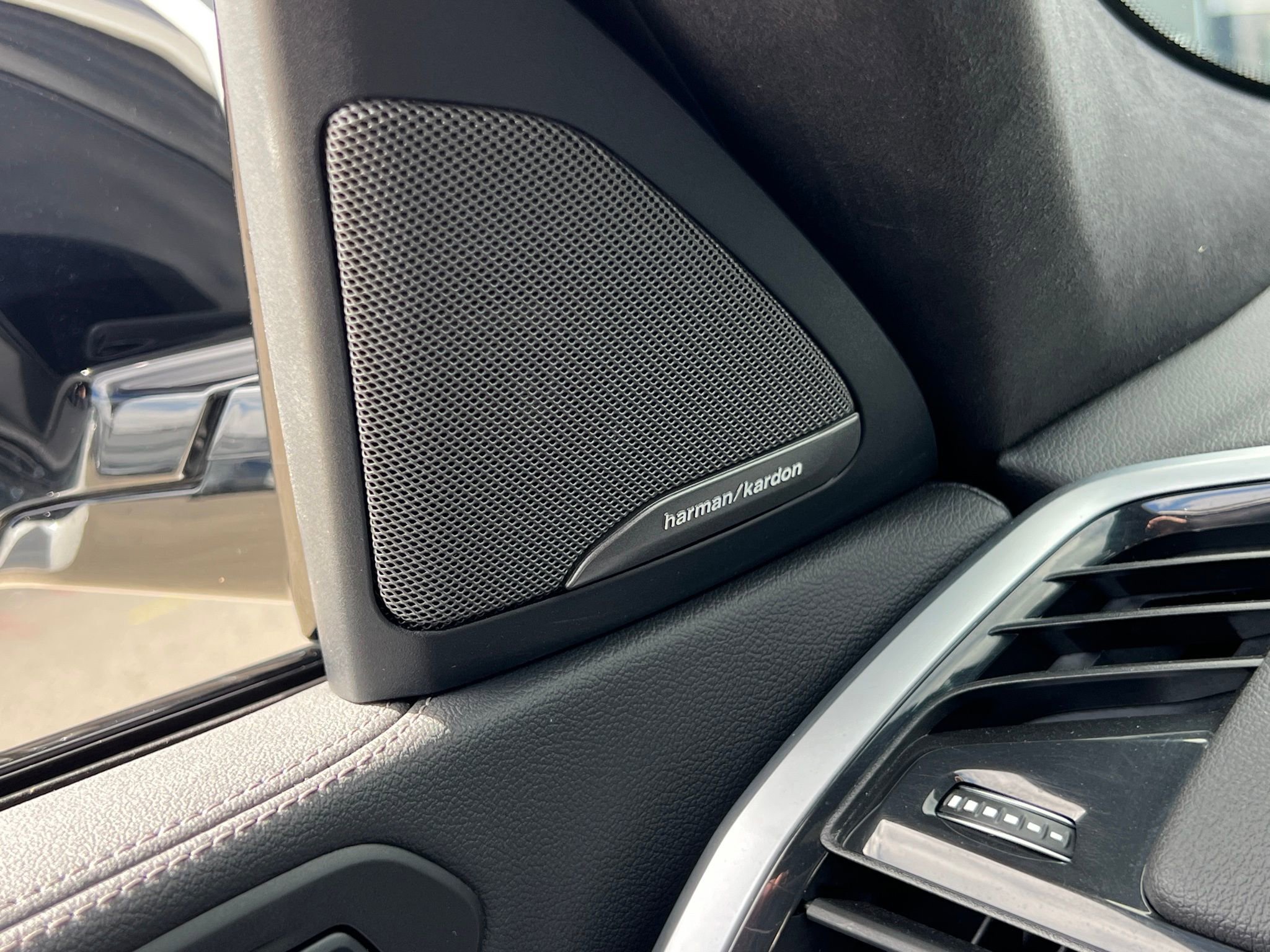 Used 2020 BMW X6 M50i w/ Executive Package image 35