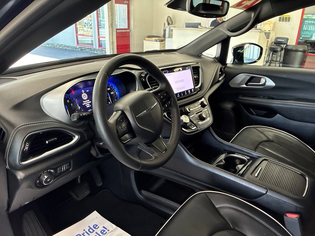 Certified 2025 Chrysler Pacifica Limited FWD image 15
