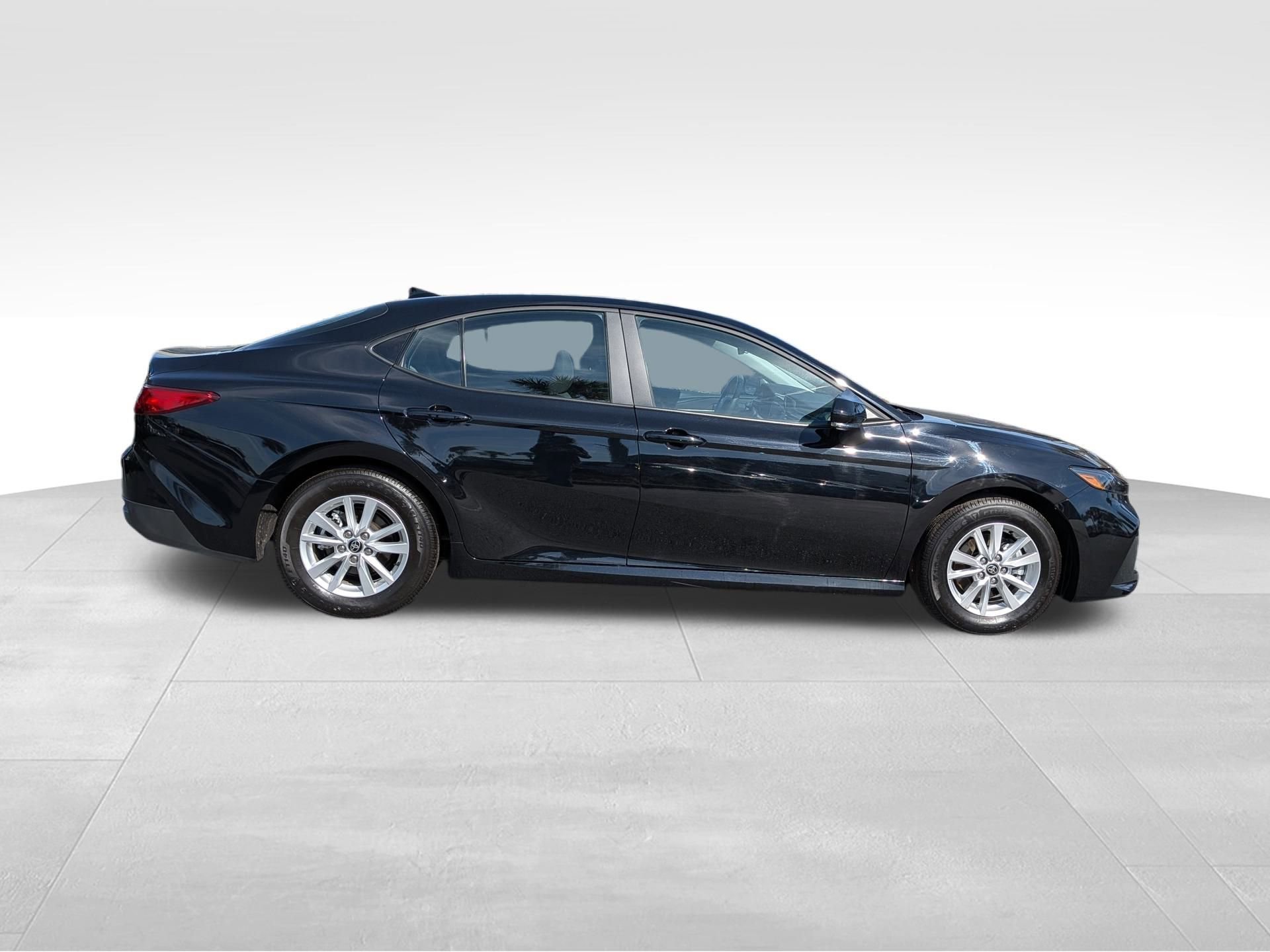 Used 2025 Toyota Camry LE image 4