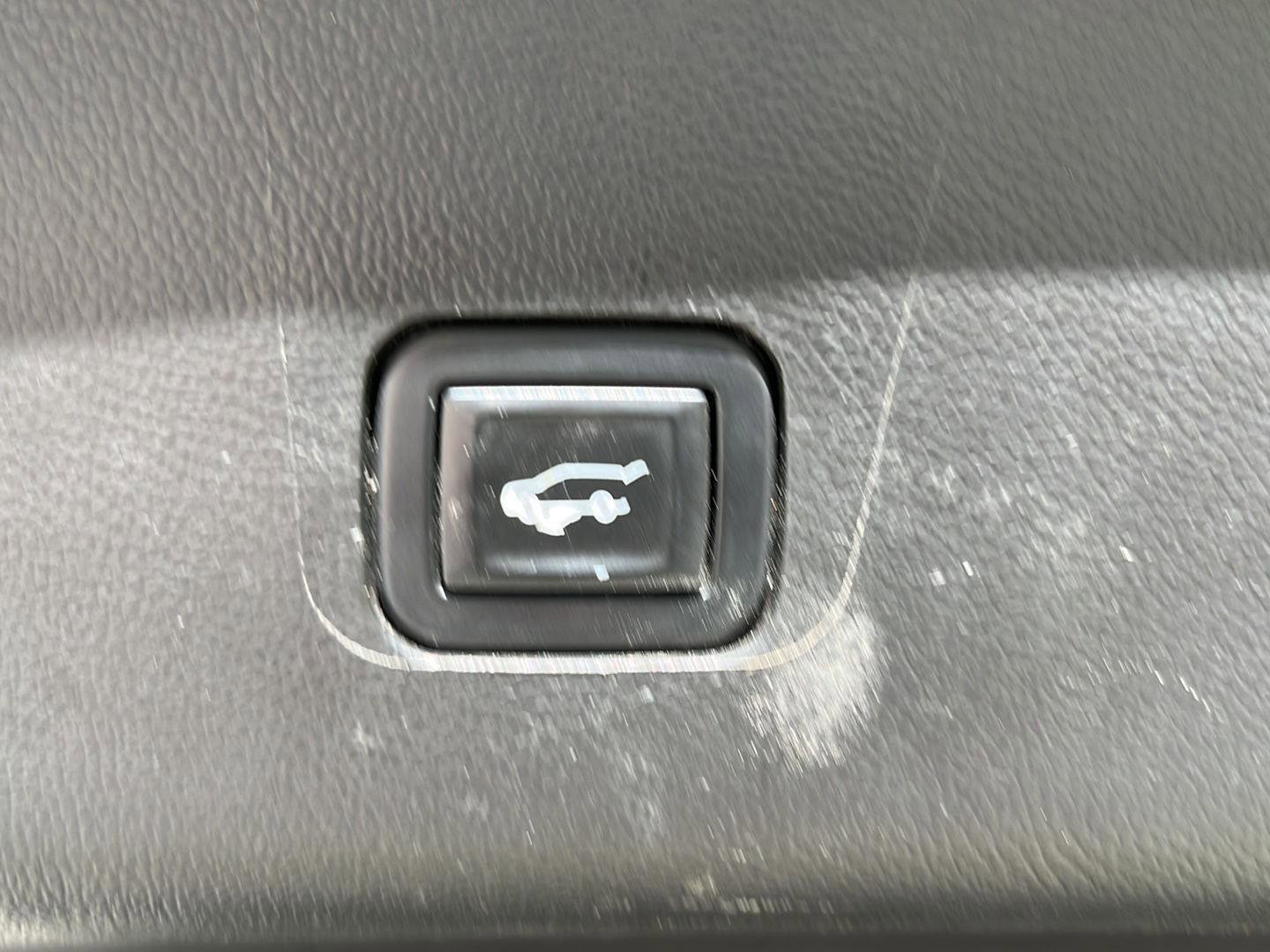 Used 2020 Chevrolet Traverse LT w/ Driver Confidence II Package AWD/4WD image 22