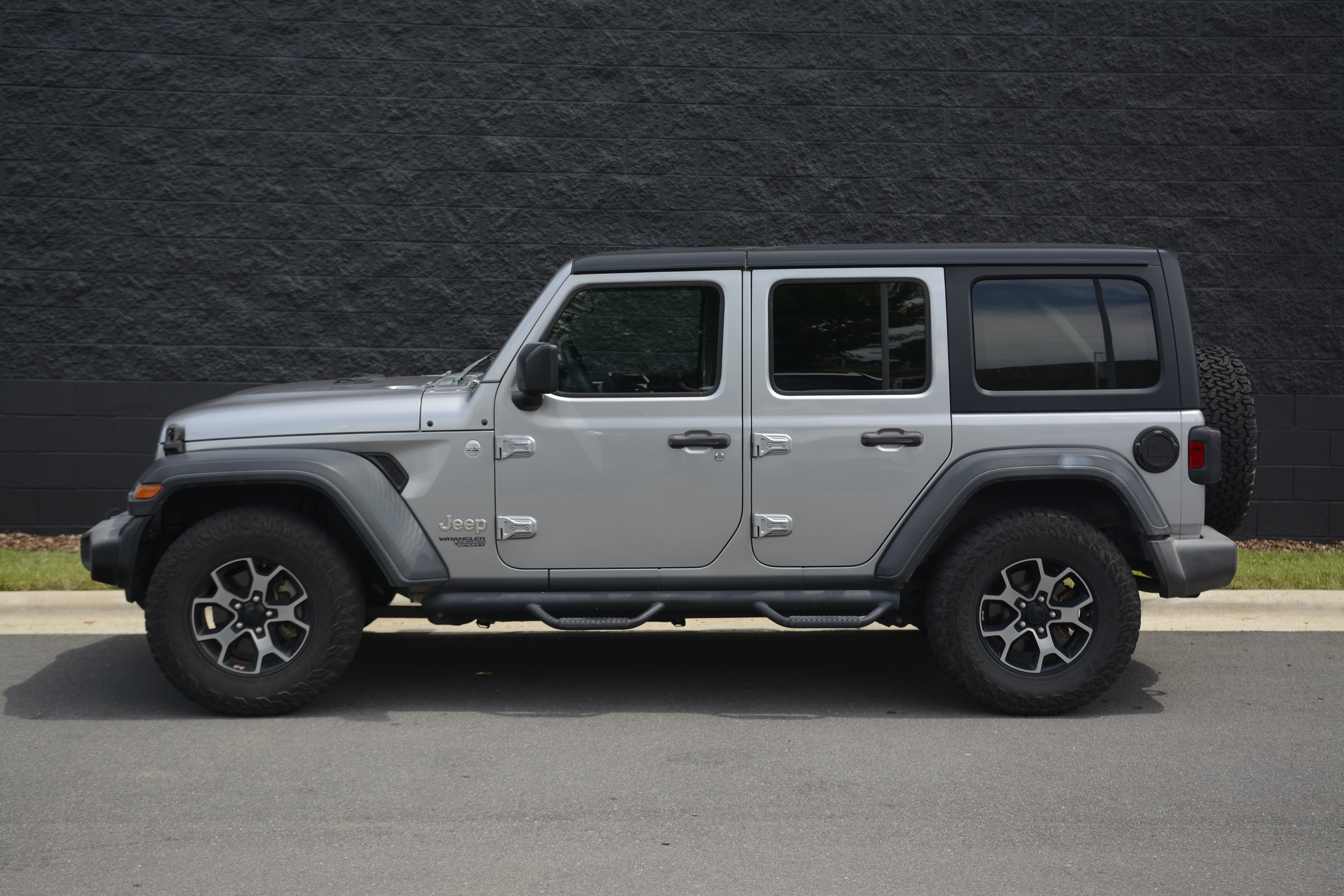 Used 2018 Jeep Wrangler Unlimited Sport AWD/4WD image 2
