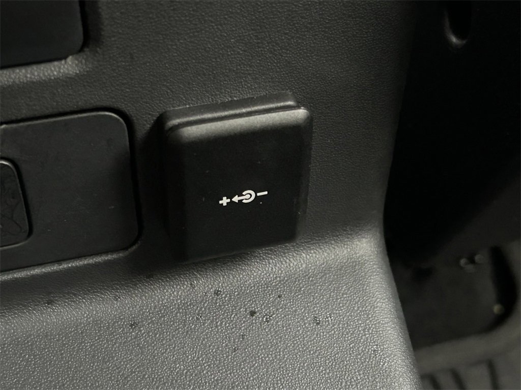 Used 2025 Land Rover Range Rover Velar Dynamic SE image 24