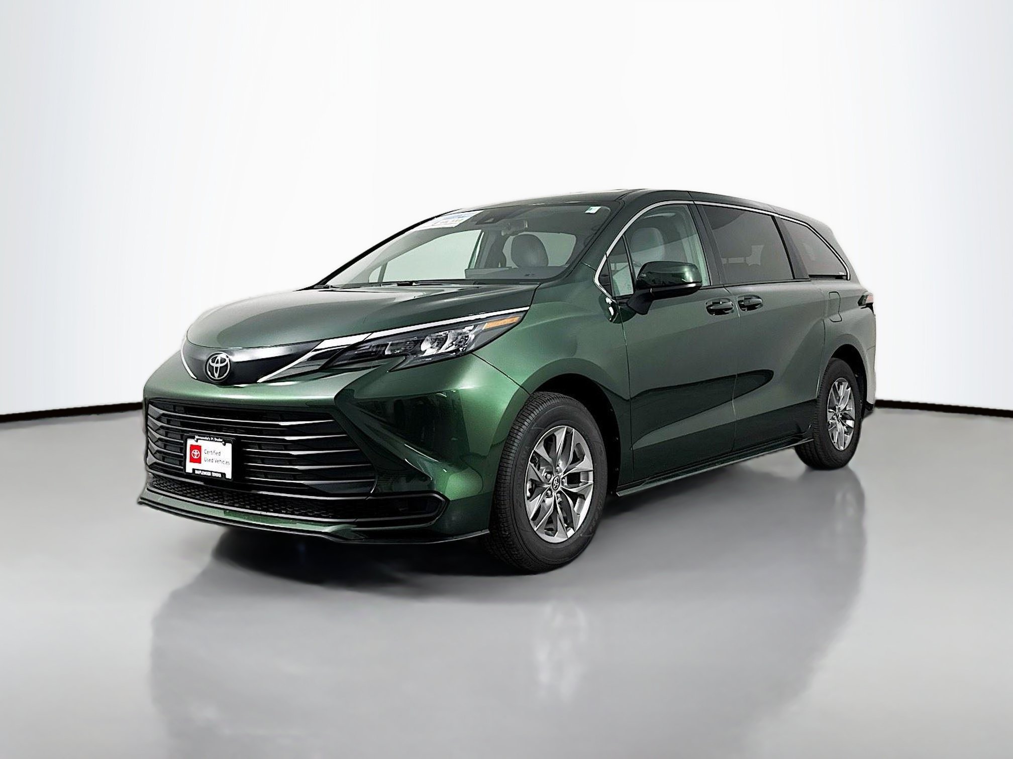 Certified 2026 Toyota Sienna LE FWD image 3