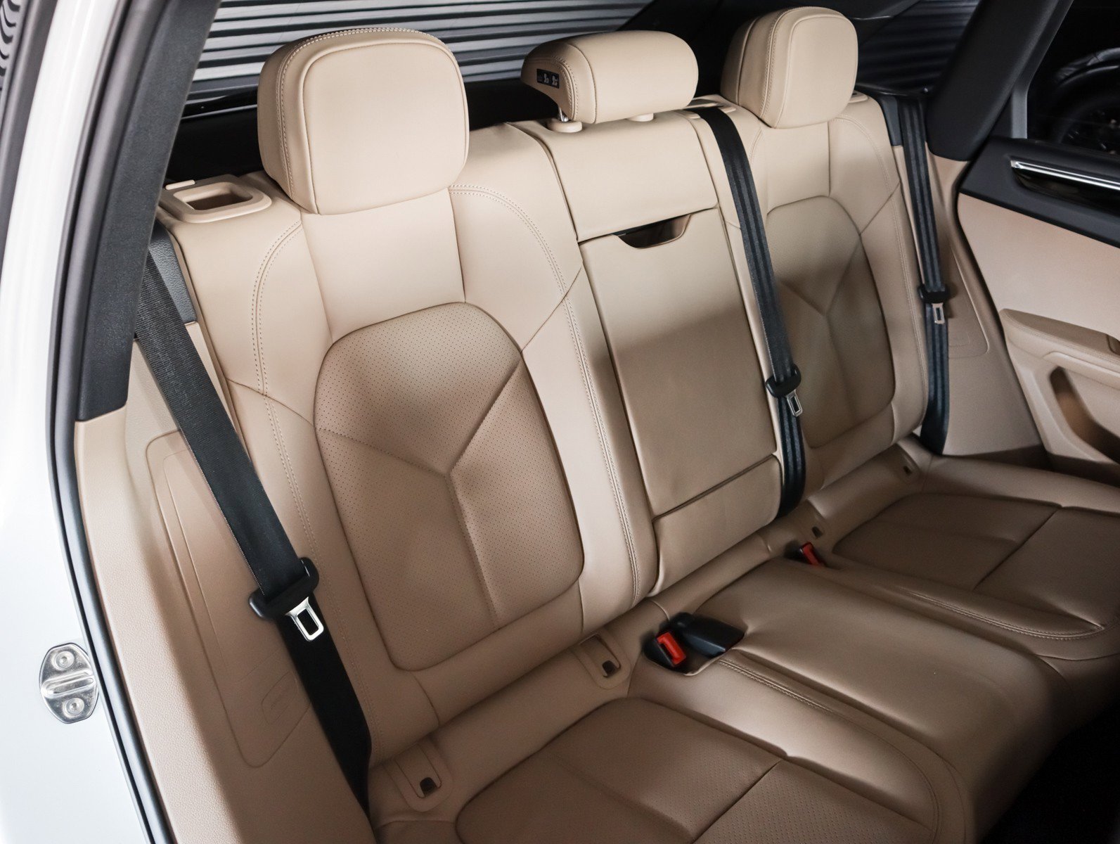 Certified 2025 Porsche Macan image 6