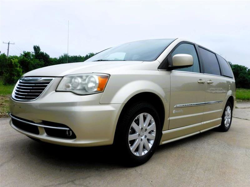 Used 2011 Chrysler Town & Country Touring-L w/ Trailer Tow Group FWD image 6
