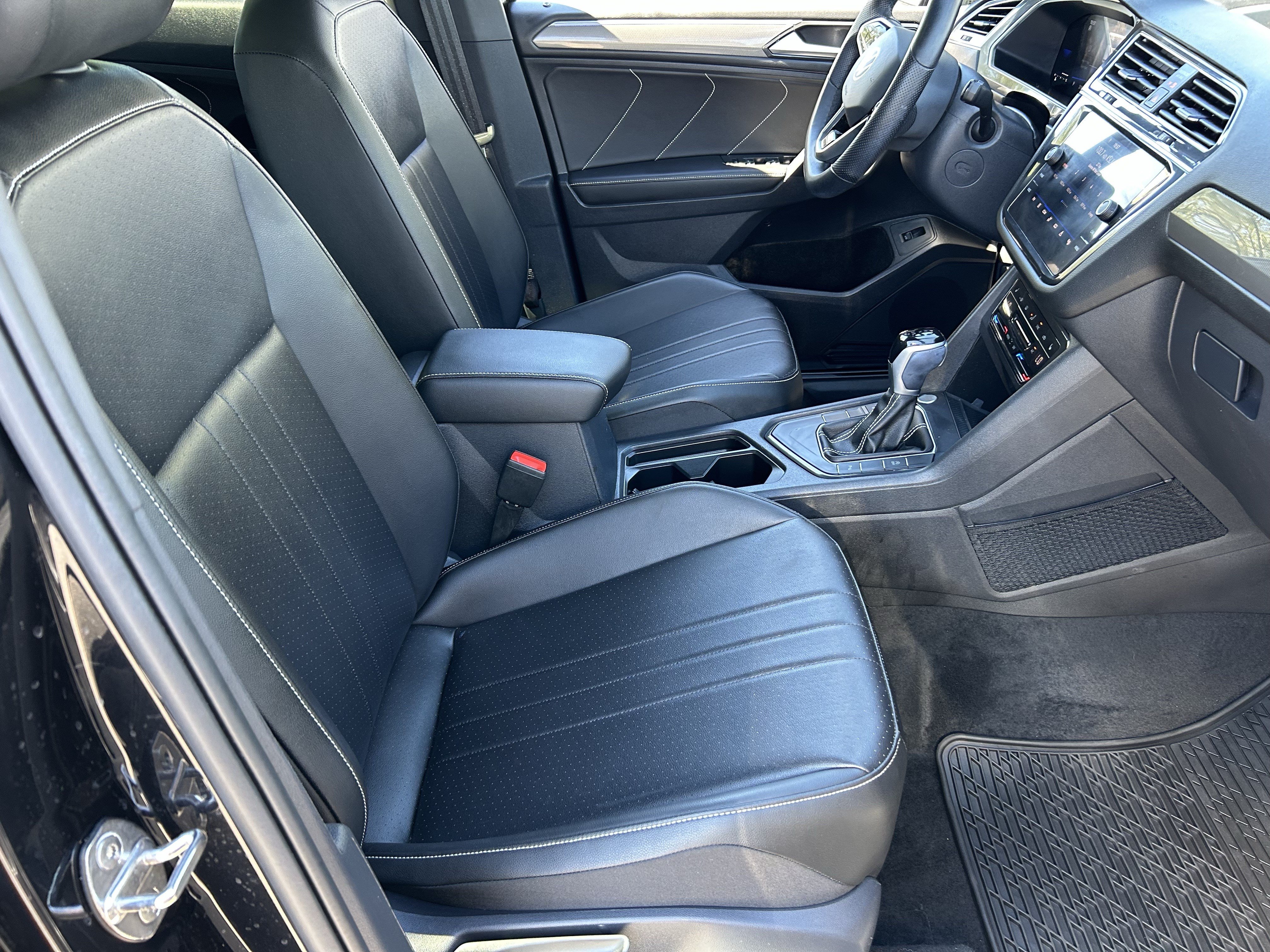 Used 2024 Volkswagen Tiguan SE R-Line FWD image 9