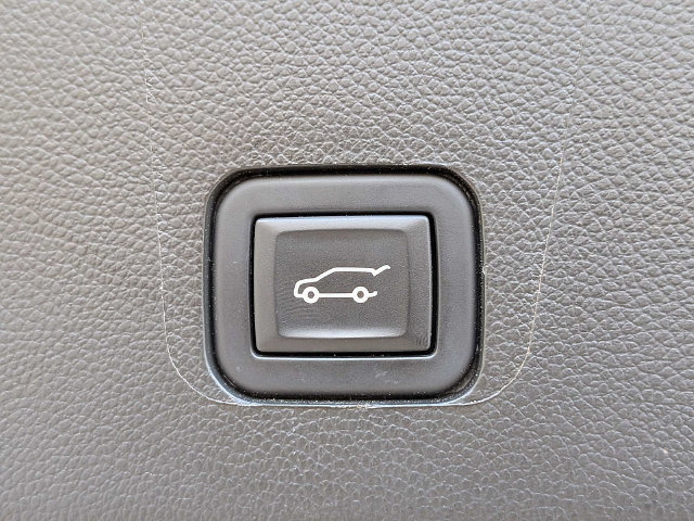 Used 2023 Chevrolet Traverse Premier FWD image 15