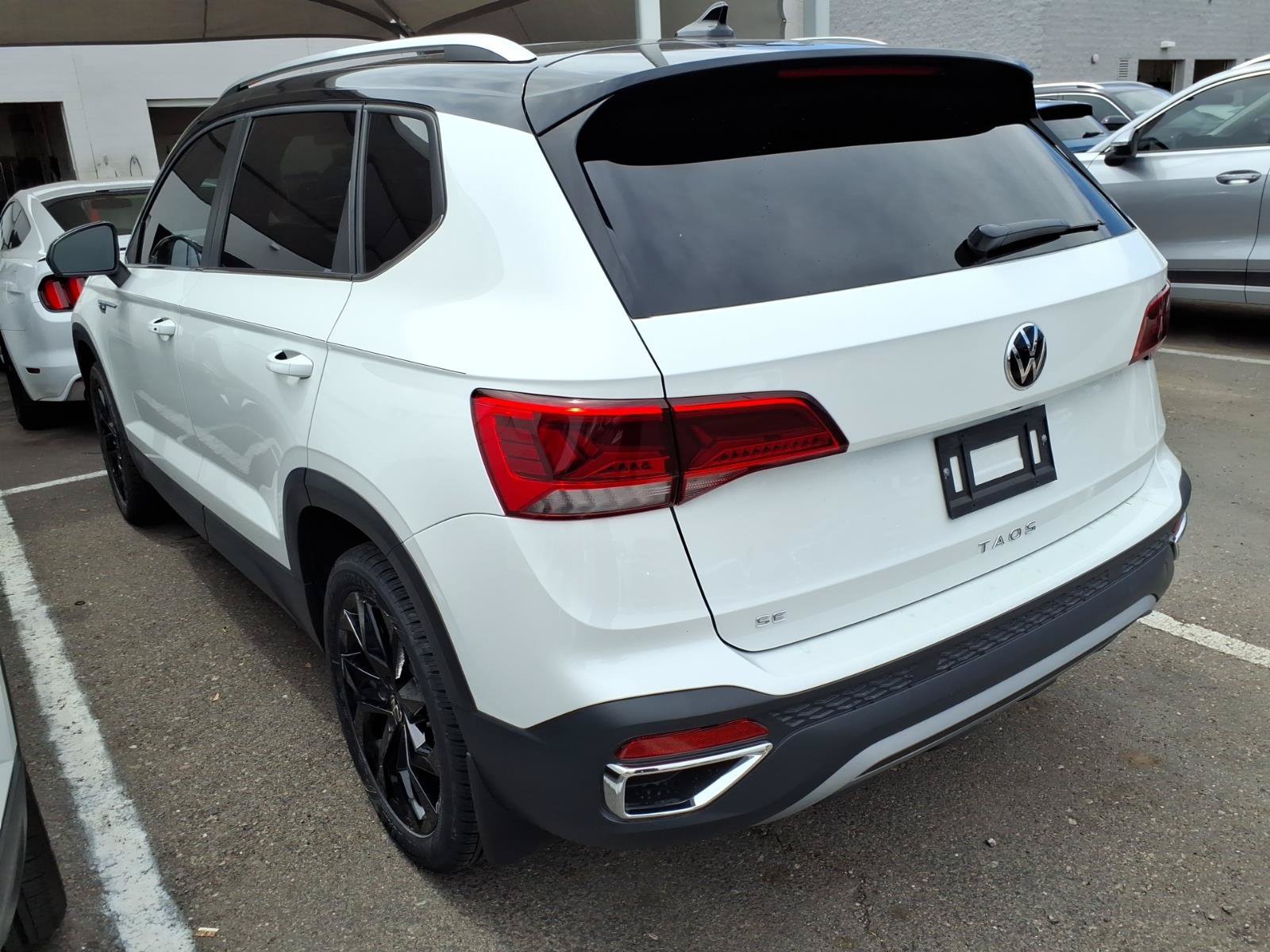 Certified 2024 Volkswagen Taos SE w/ Panoramic Sunroof Package FWD image 2