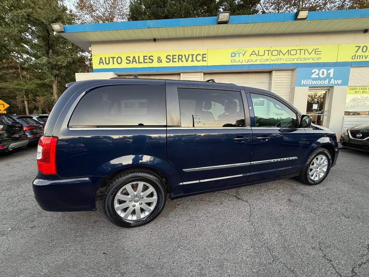 Used 2014 Chrysler Town & Country Touring FWD image 8