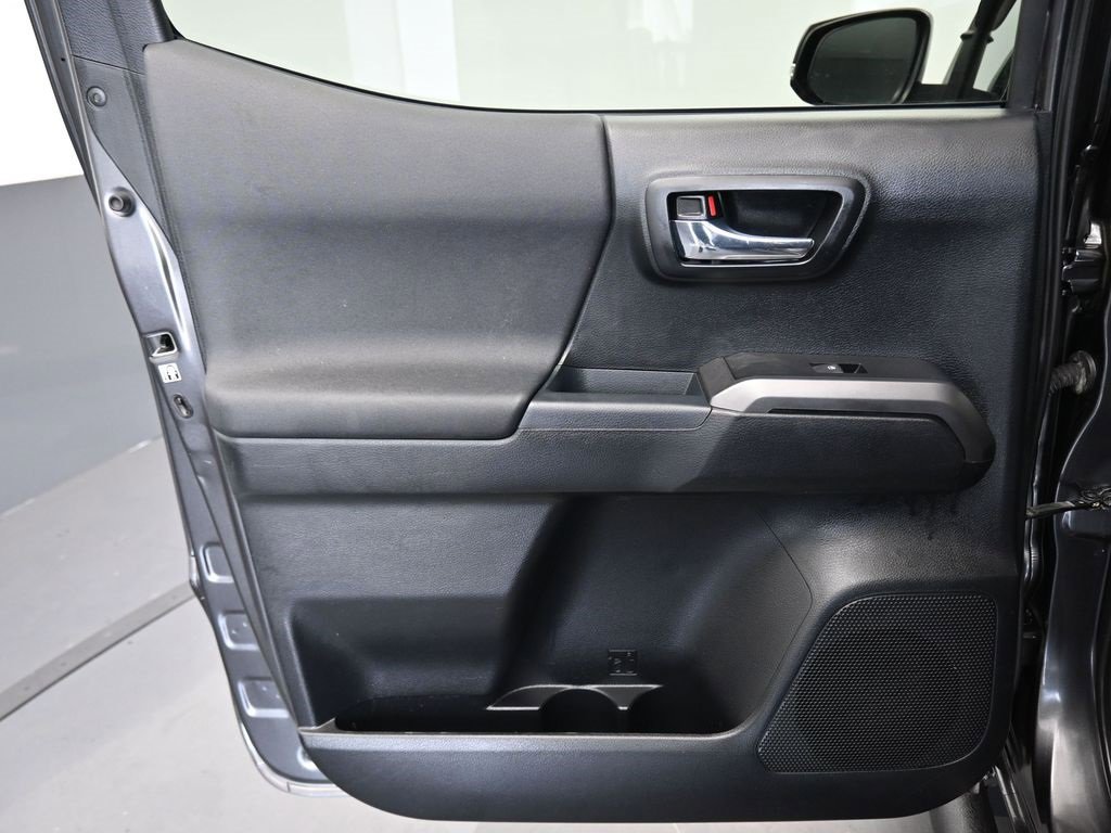 Used 2017 Toyota Tacoma TRD Off-Road image 31