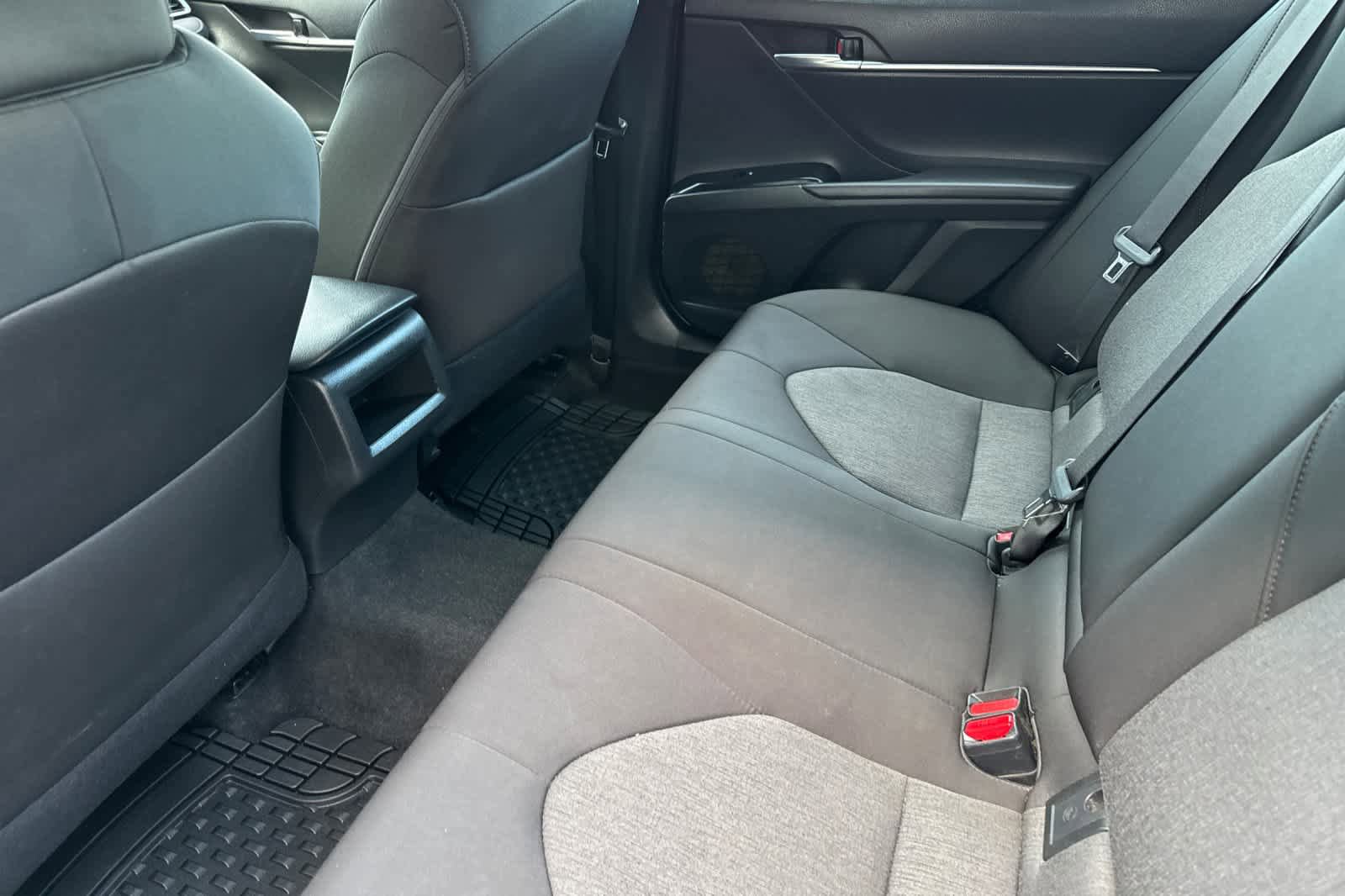 Used 2018 Toyota Camry LE image 4