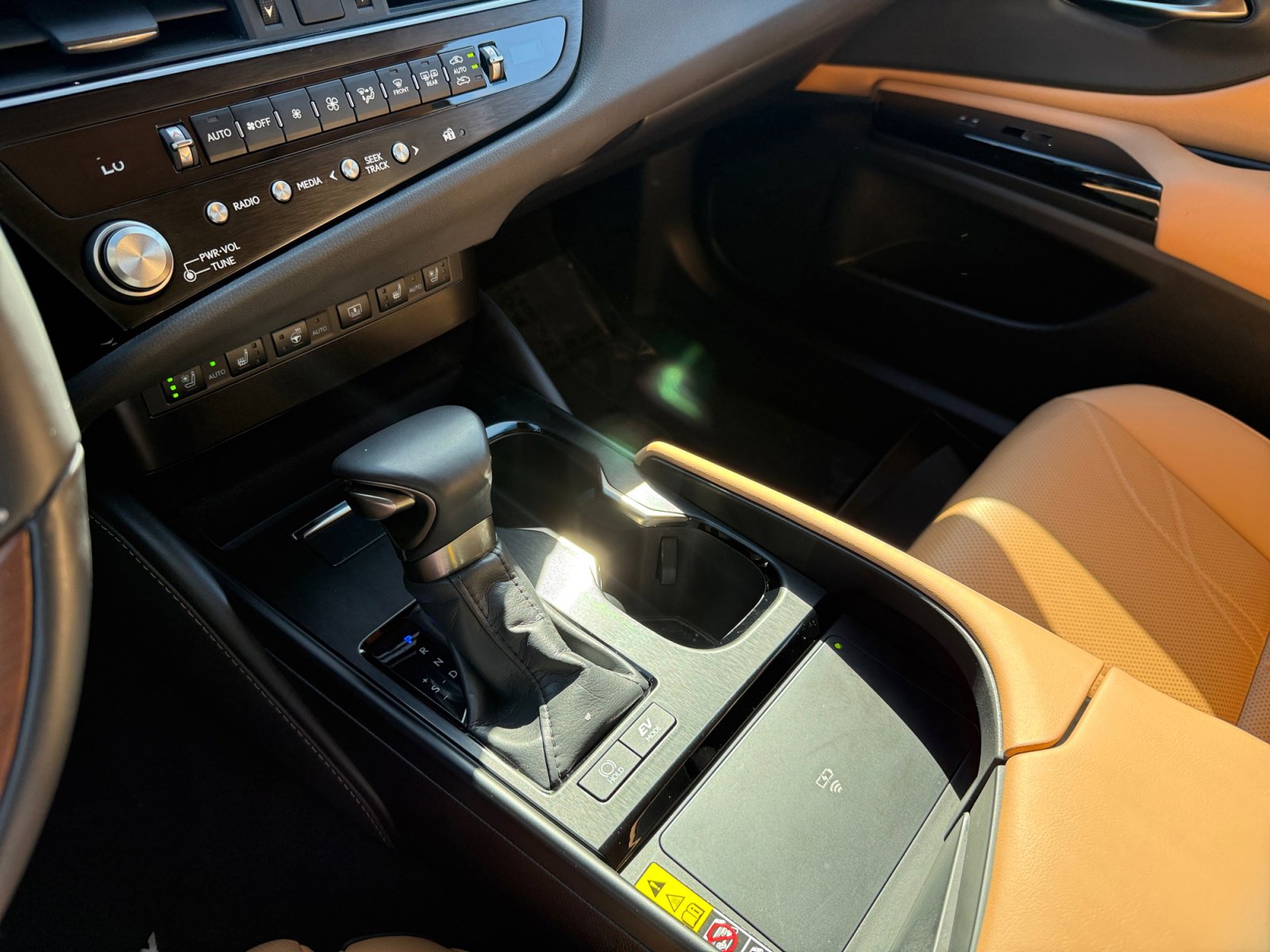 Used 2025 Lexus ES 300h w/ Accessory Package (Z2) FWD image 13