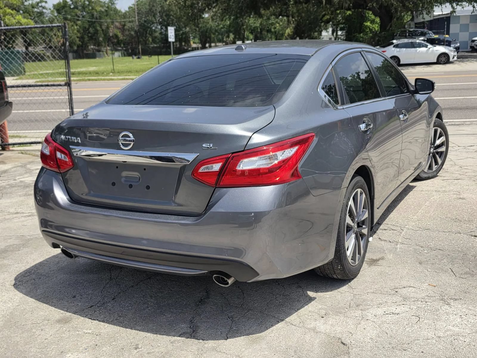 Used 2017 Nissan Altima 2.5 SL w/ Moonroof Package FWD image 4