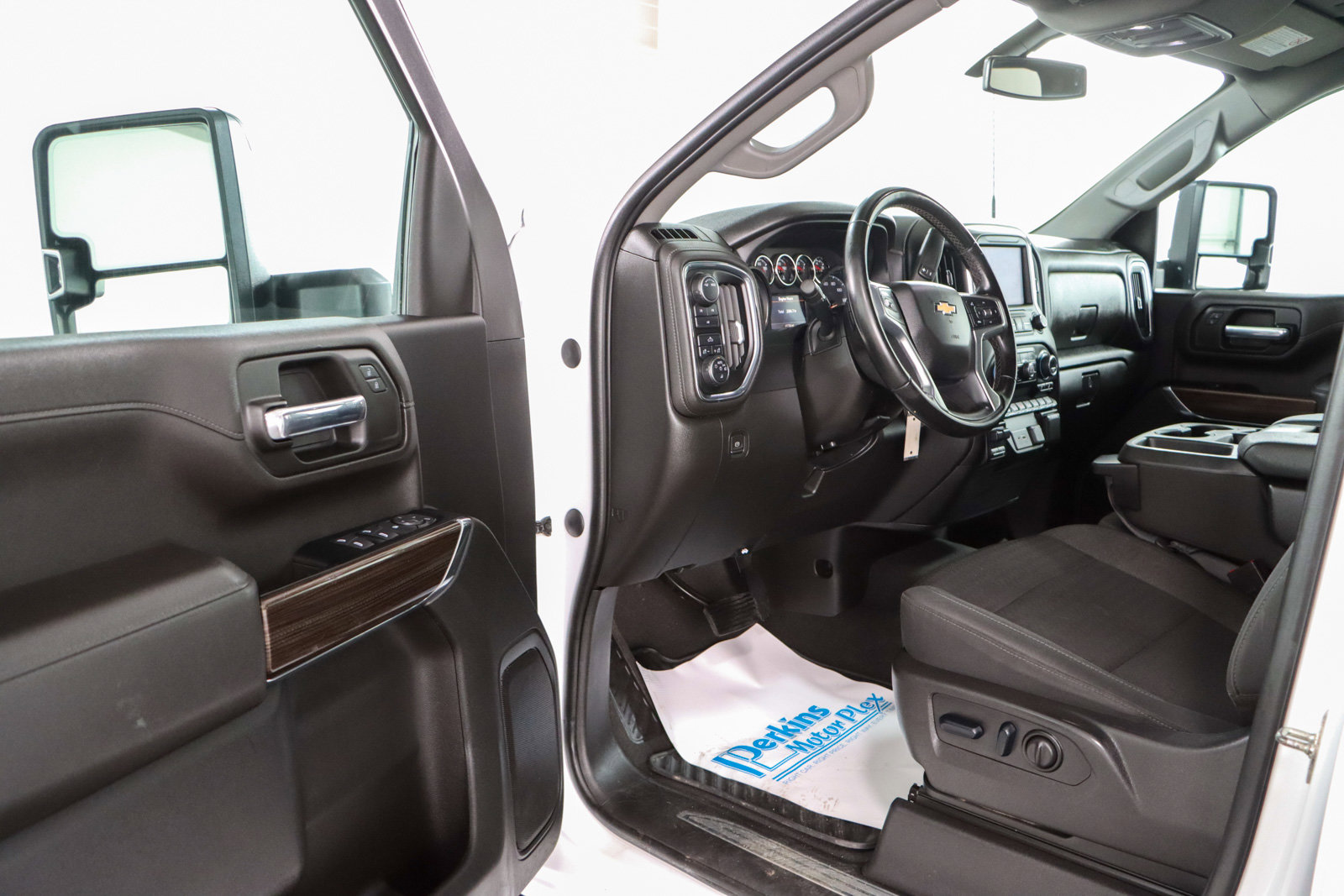Used 2023 Chevrolet Silverado 2500 LT image 3