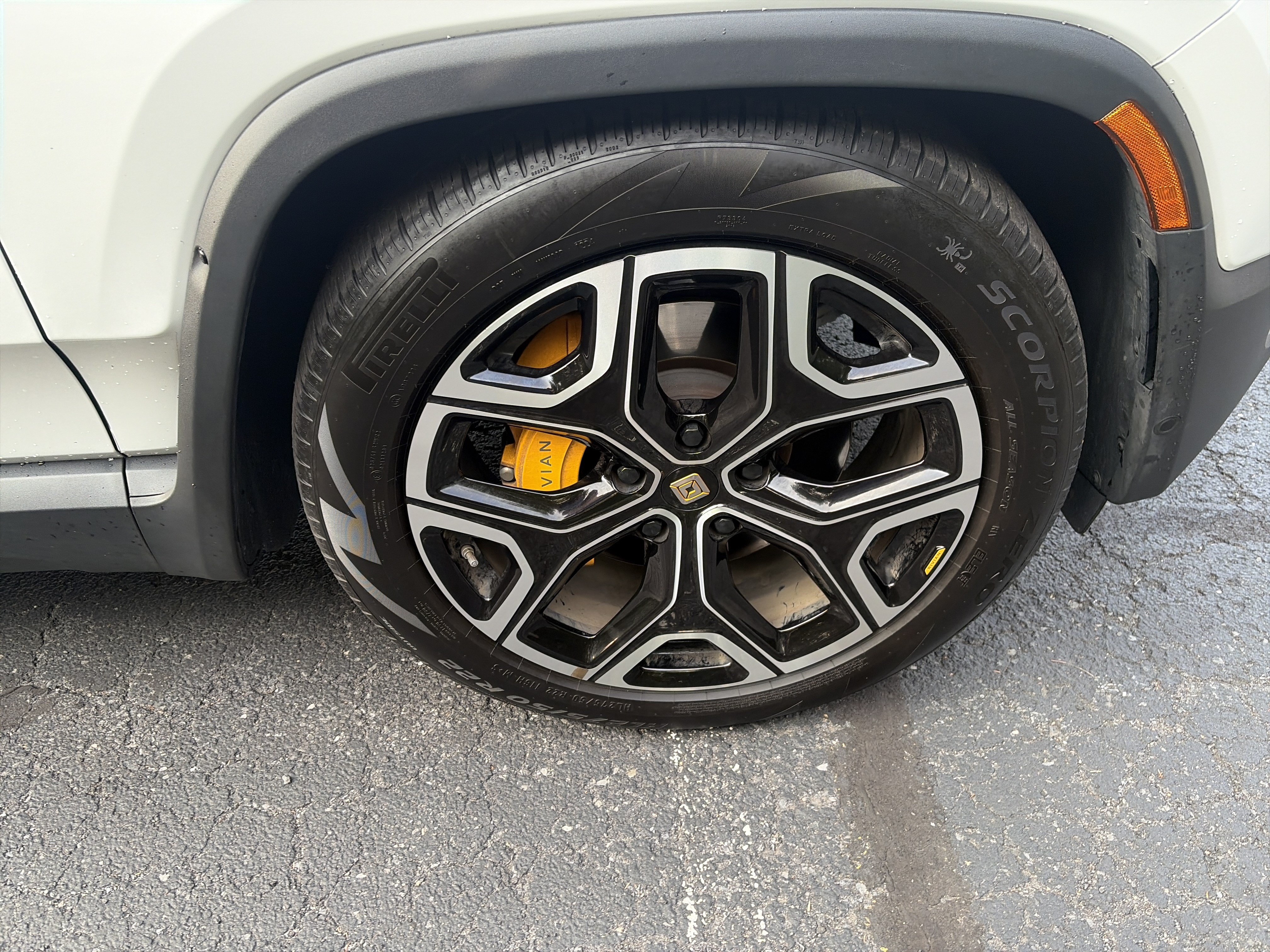 Used 2022 Rivian R1S Launch Edition AWD/4WD image 15