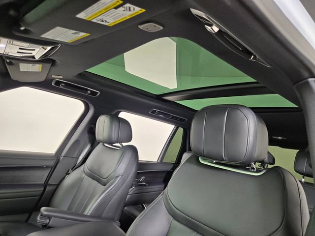 Used 2025 Land Rover Range Rover Long Wheelbase SE AWD/4WD image 13