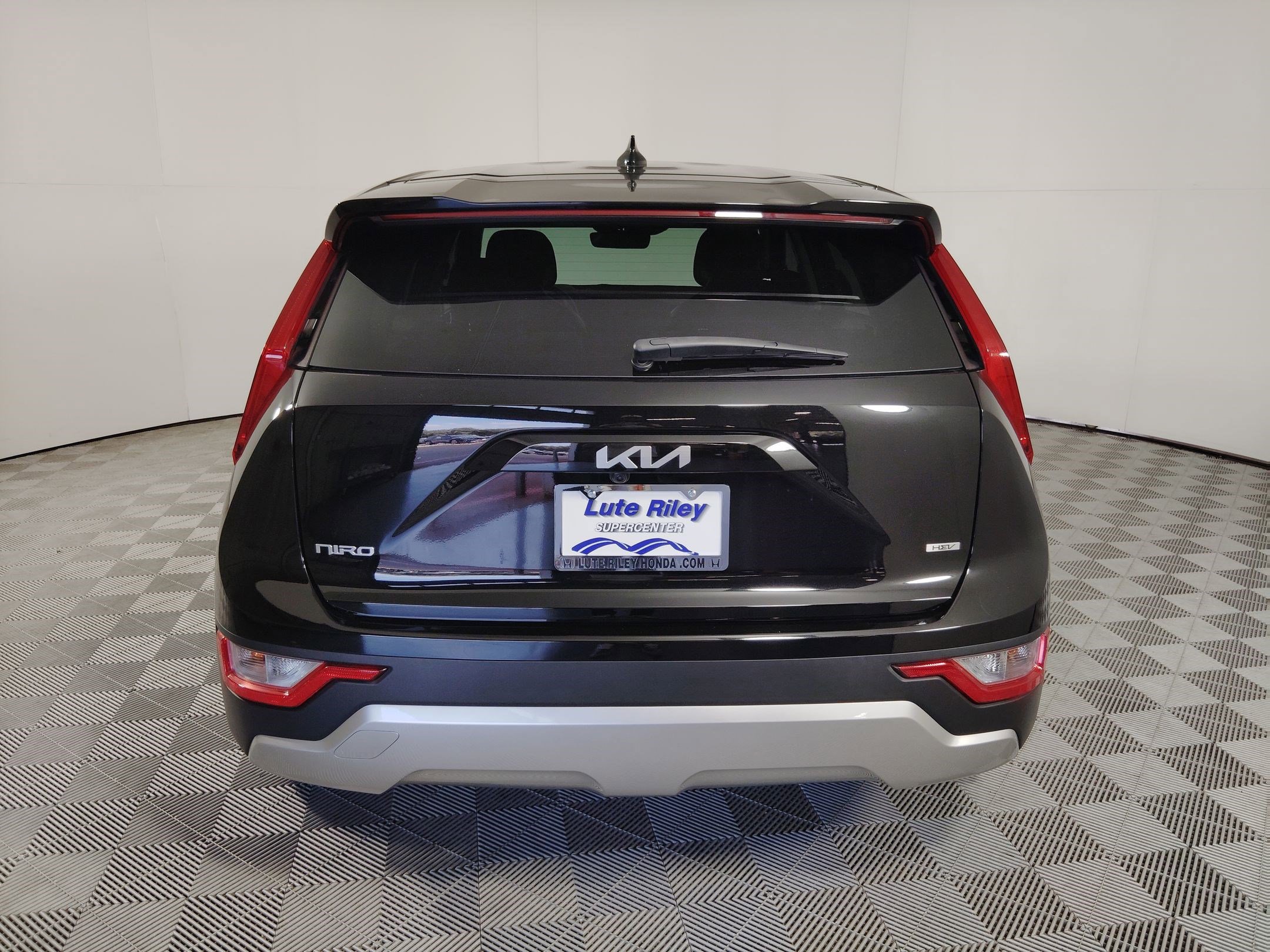 Used 2023 Kia Niro LX image 10