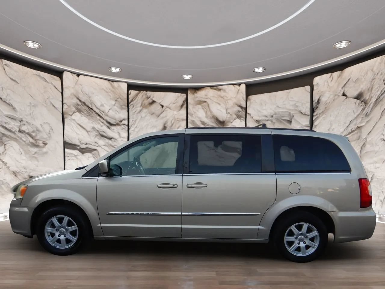 Used 2013 Chrysler Town & Country Touring FWD image 9