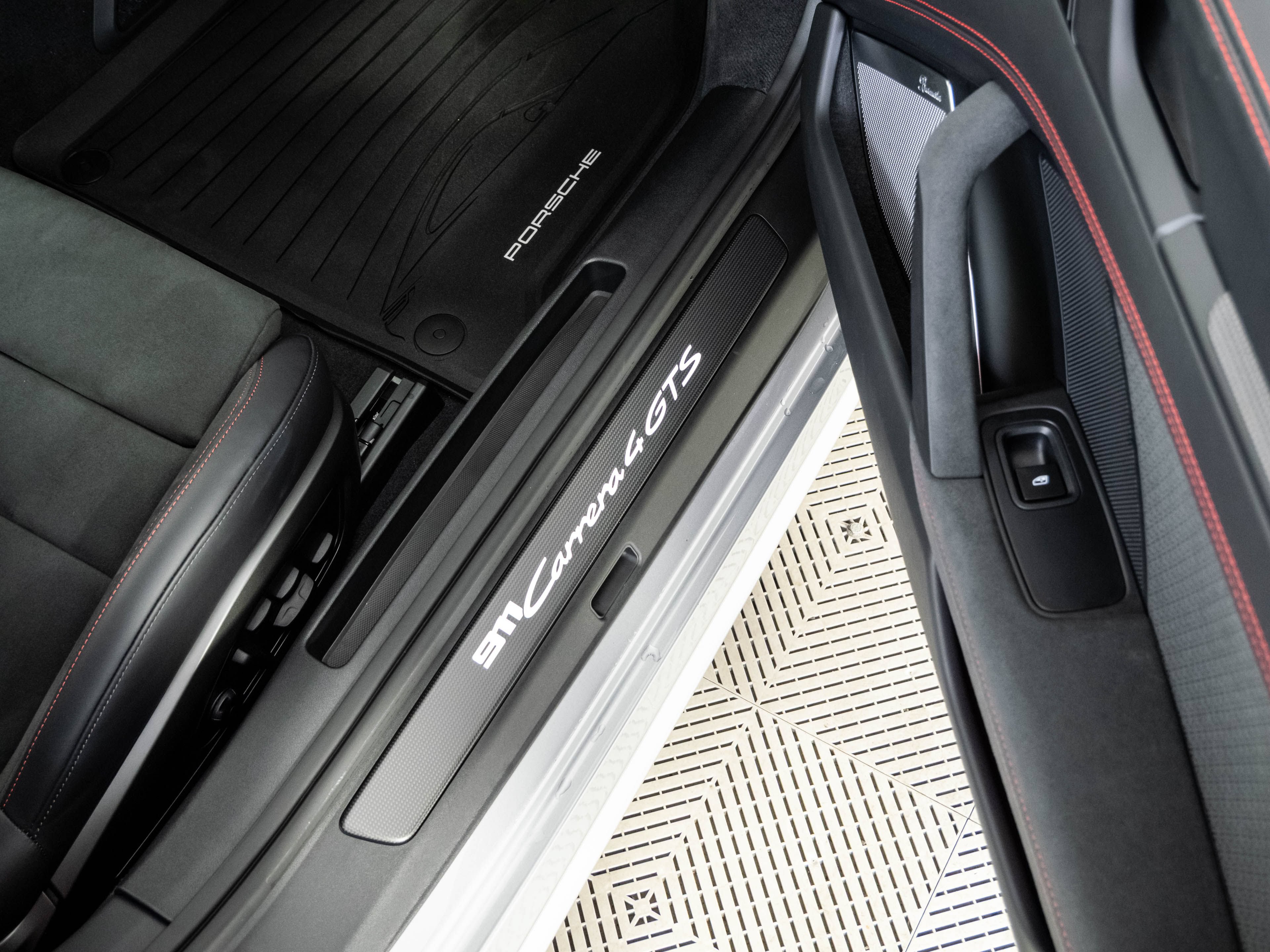 Certified 2025 Porsche 911 Carrera GTS RWD image 21