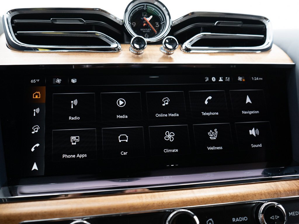 Used 2025 Bentley Bentayga image 40