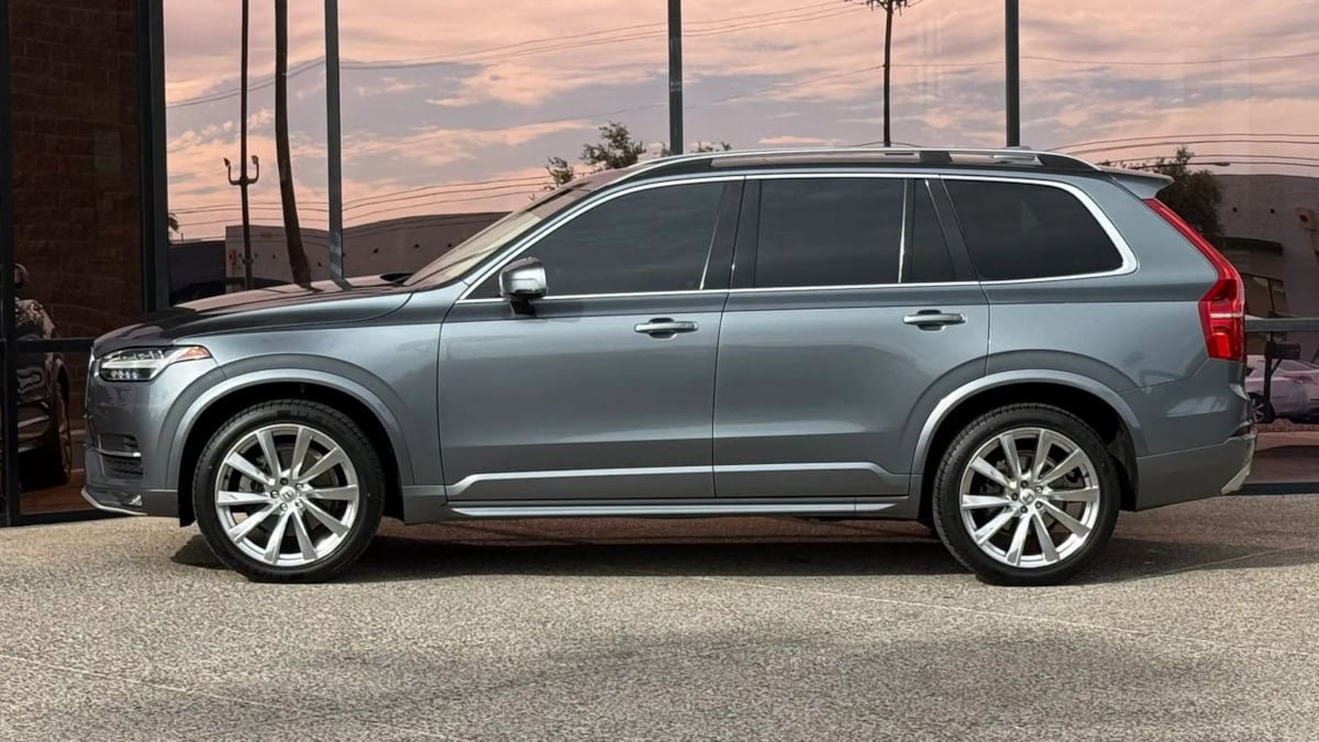 Used 2016 Volvo XC90 T6 Momentum w/ Momentum Plus Package AWD/4WD image 4