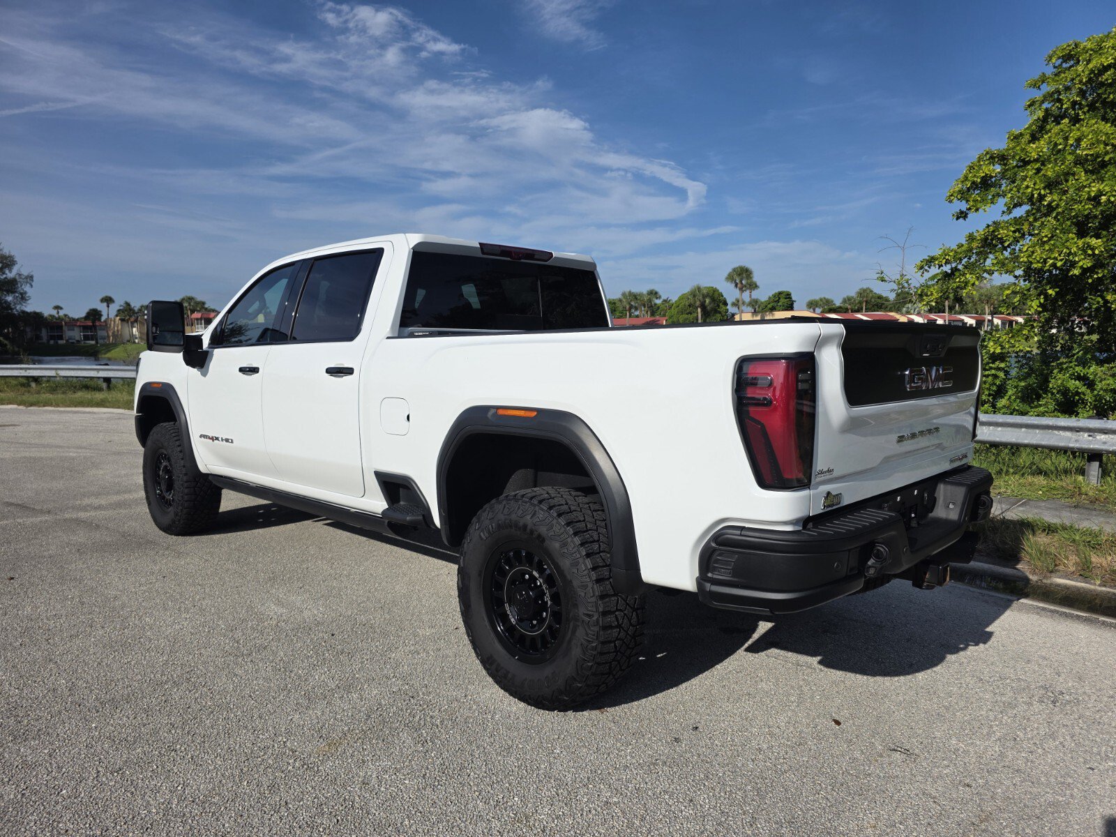 Used 2025 GMC Sierra 2500 AT4X w/ AT4X AEV Edition AWD/4WD image 2