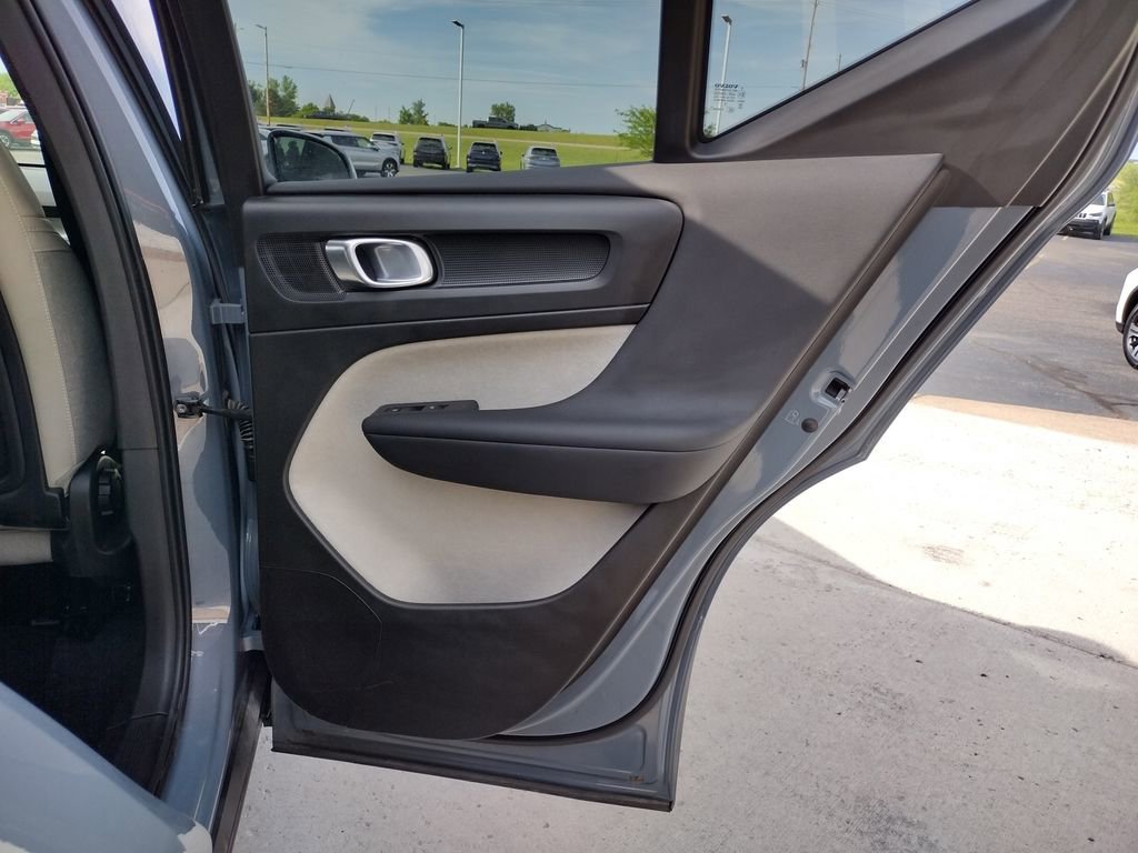 Used 2020 Volvo XC40 T4 Momentum FWD image 19