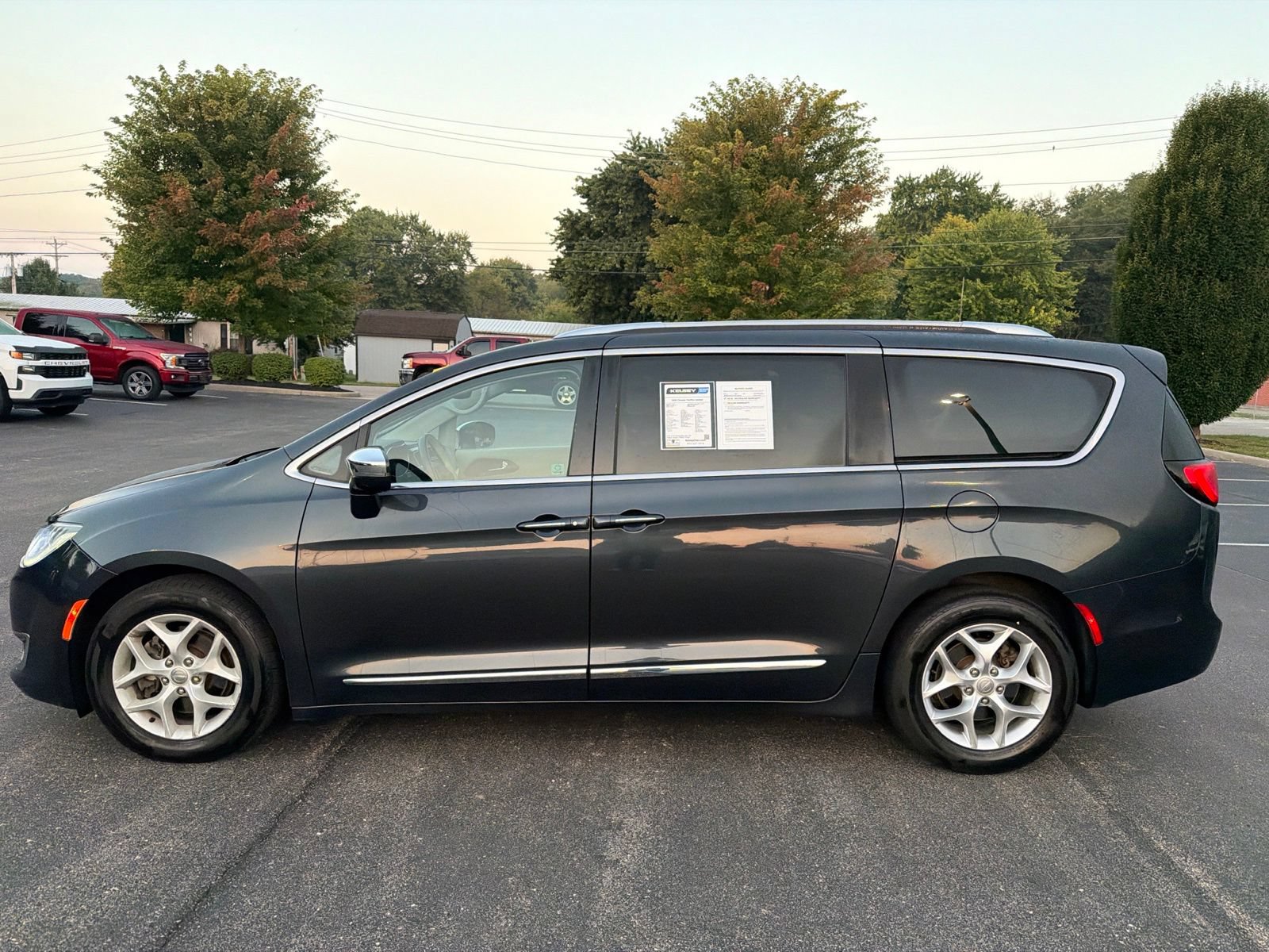 Used 2020 Chrysler Pacifica Limited FWD image 2
