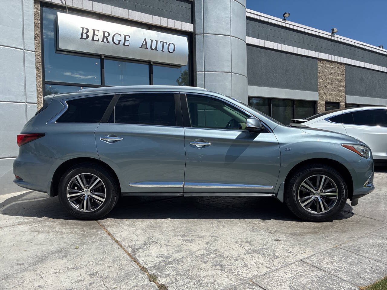 Used 2017 INFINITI QX60 Luxe w/ Premium Plus Package AWD/4WD image 6