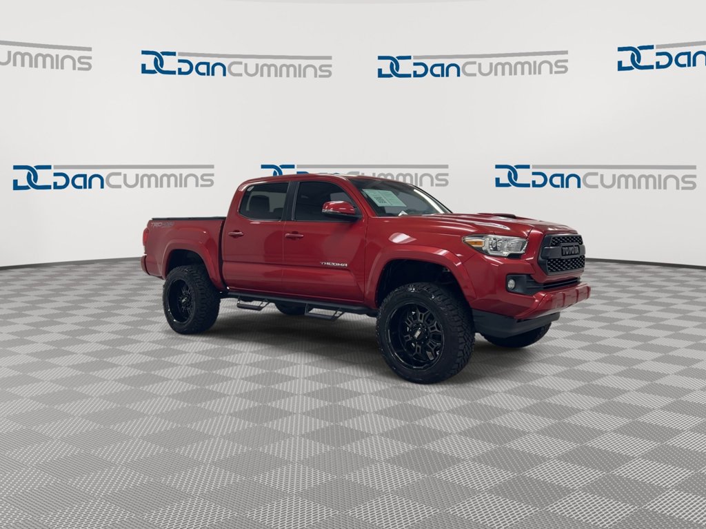Used 2017 Toyota Tacoma TRD Sport AWD/4WD image 2