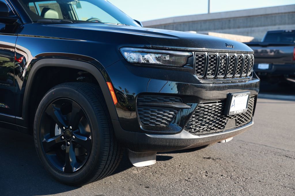 New 2025 Jeep Grand Cherokee Altitude image 7