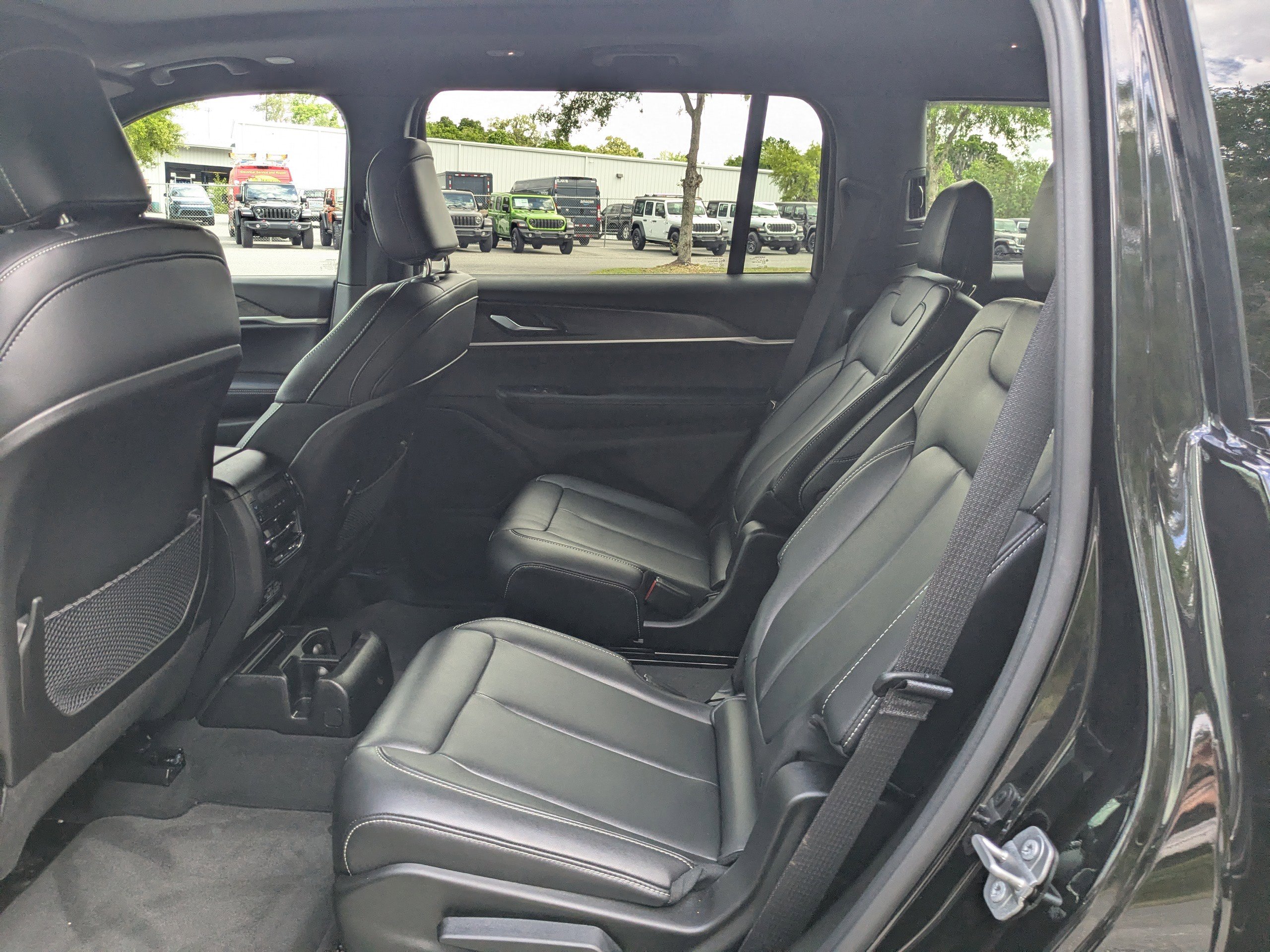 Used 2024 Jeep Grand Cherokee L Limited w/ Black Appearance Package AWD/4WD image 12