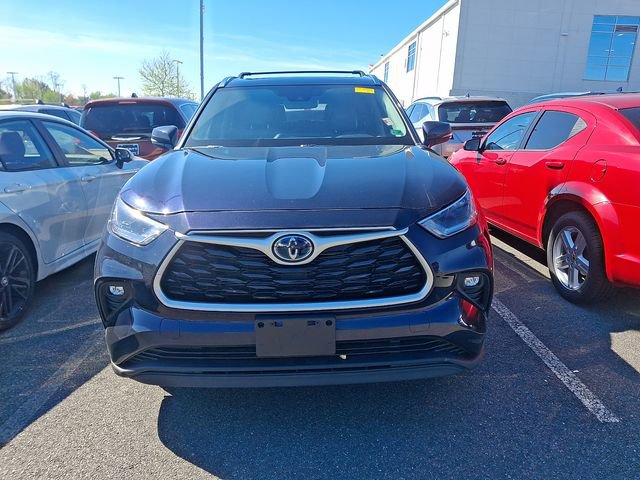 Used 2021 Toyota Highlander XLE image 3